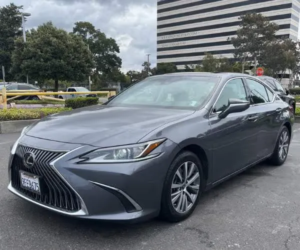 A 2019 Lexus ES 350 sedan