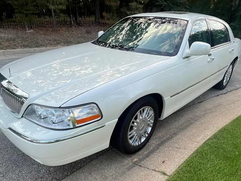 2006 Lincoln Town Car Signature Limited — photo 1 of 8