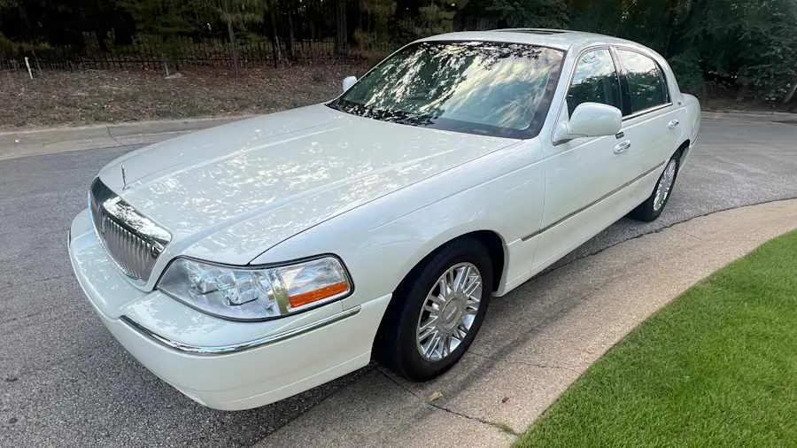 White 2006 Lincoln Town Car Signature Limited