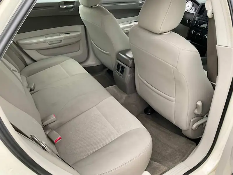 2008 Chrysler 300 LX — photo 6 of 8