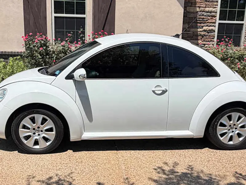 2010 Volkswagen New Beetle — photo 2 of 8