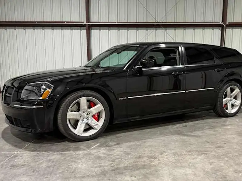2006 Dodge Magnum SRT-8 — photo 1 of 8