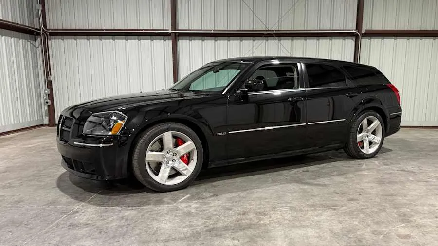 Black 2006 Dodge Magnum SRT-8