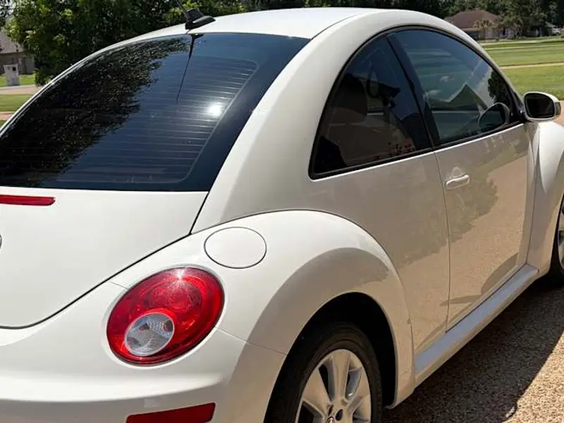 2010 Volkswagen New Beetle — photo 7 of 8