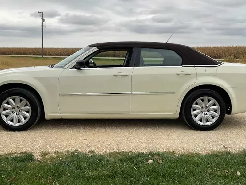 2008 Chrysler 300 LX — photo 2 of 8