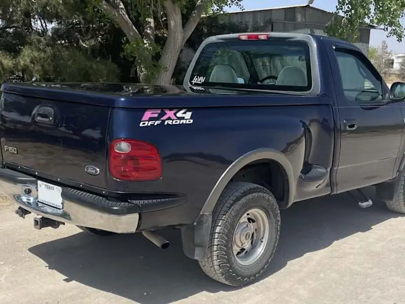 2002 Ford F-150 XLT — photo 2 of 8