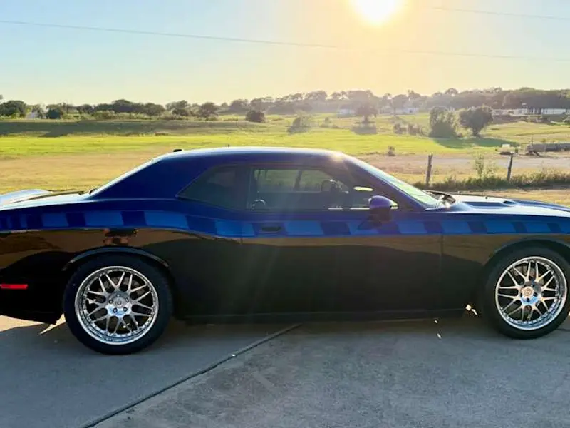 2010 Dodge Challenger SRT-8 — photo 2 of 8