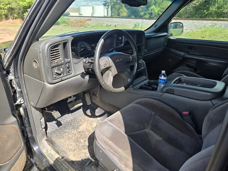 2004 GMC Sierra 2500HD SLE — photo 8 of 8