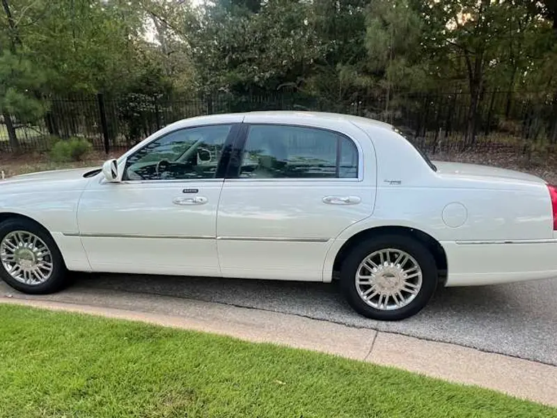 2006 Lincoln Town Car Signature Limited — photo 2 of 8