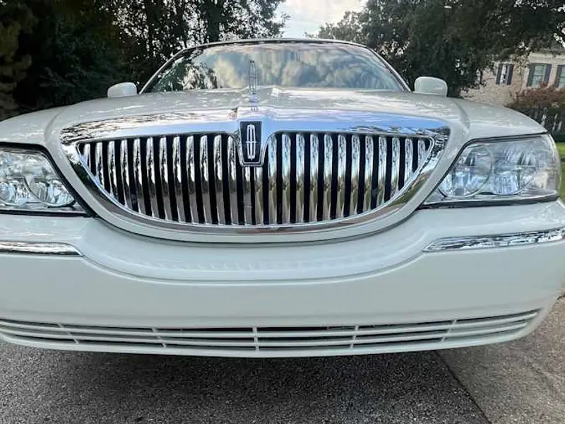 2006 Lincoln Town Car Signature Limited — photo 4 of 8