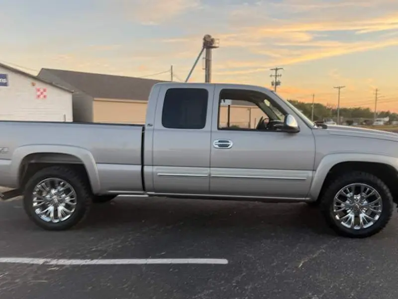 2006 Chevrolet Silverado 1500 — photo 2 of 8