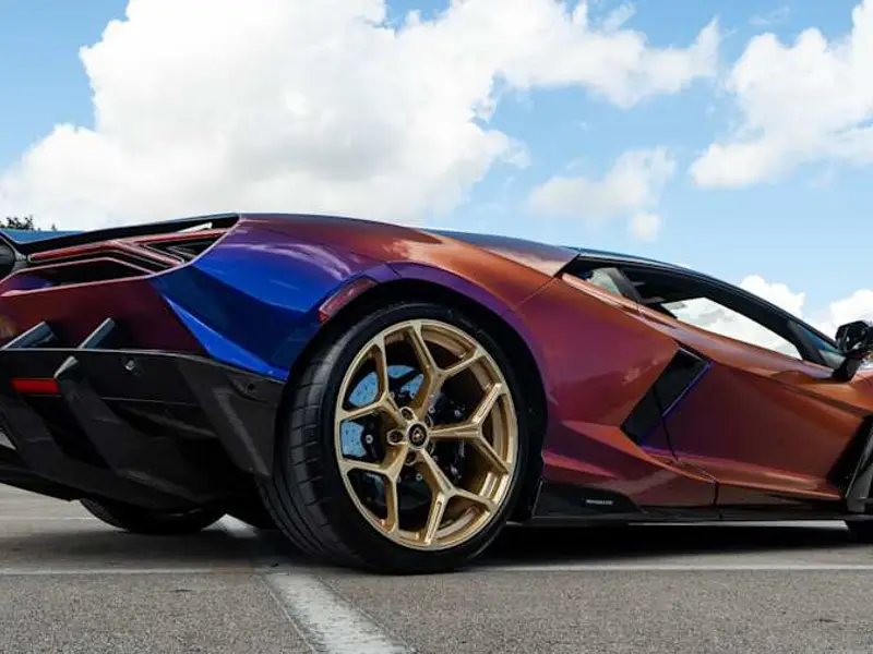 2025 Lamborghini Revuelto — photo 6 of 8