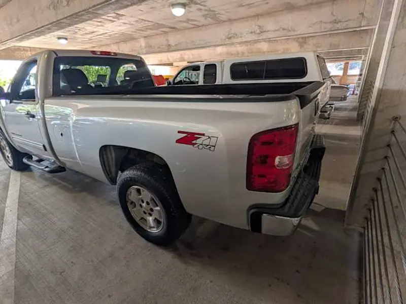 2011 Chevrolet Silverado — photo 2 of 8