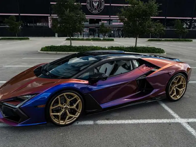 2025 Lamborghini Revuelto — photo 1 of 8