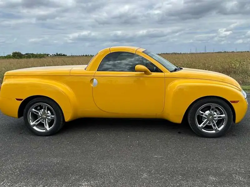 2005 Chevrolet SSR — photo 2 of 8