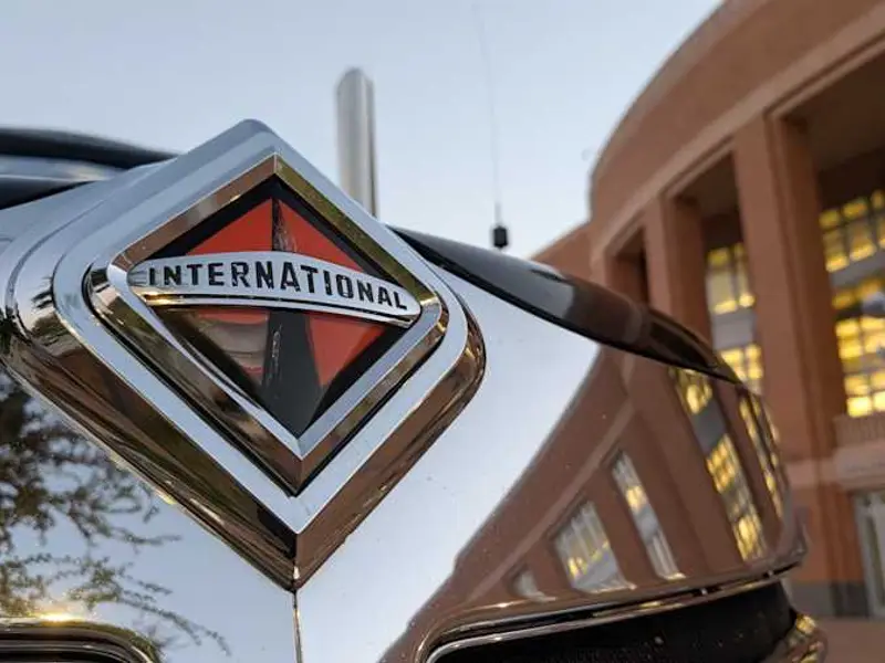 2011 International LoneStar — photo 2 of 8