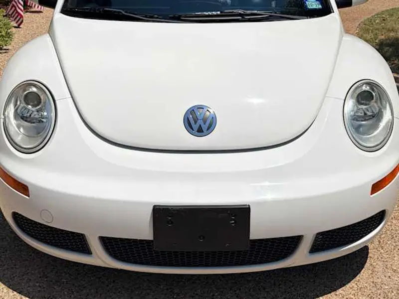 2010 Volkswagen New Beetle — photo 4 of 8