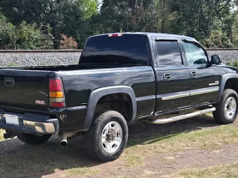 2004 GMC Sierra 2500HD SLE — photo 7 of 8