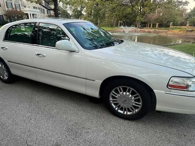 2006 Lincoln Town Car Signature Limited — photo 6 of 8