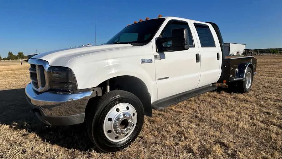 White 2000 Ford F-550 Lariat