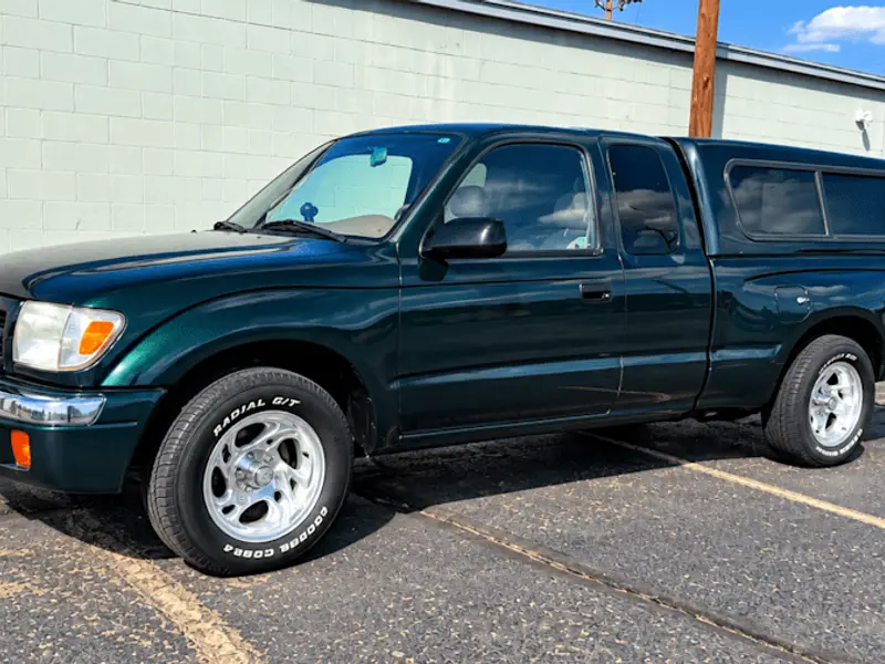 2000 Toyota Tacoma SR5 — photo 1 of 8
