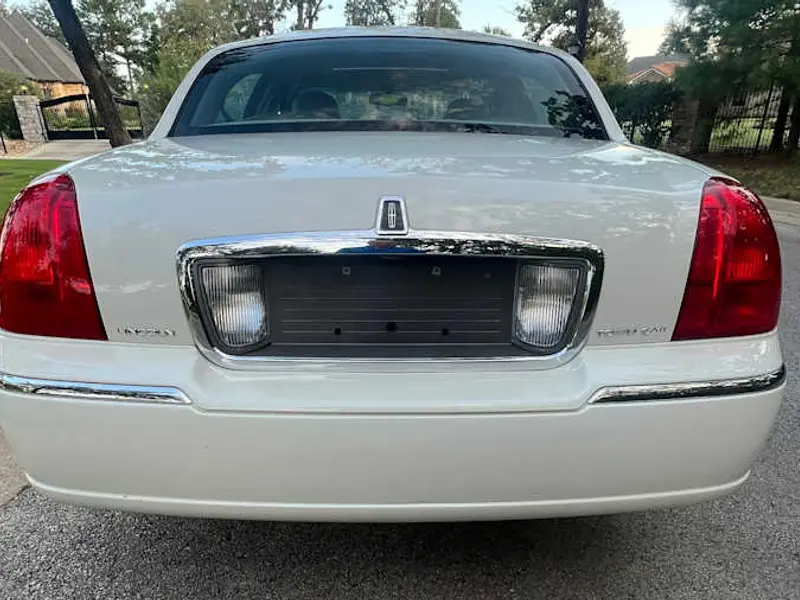 2006 Lincoln Town Car Signature Limited — photo 5 of 8