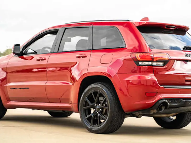 2015 Jeep Grand Cherokee SRT — photo 2 of 8