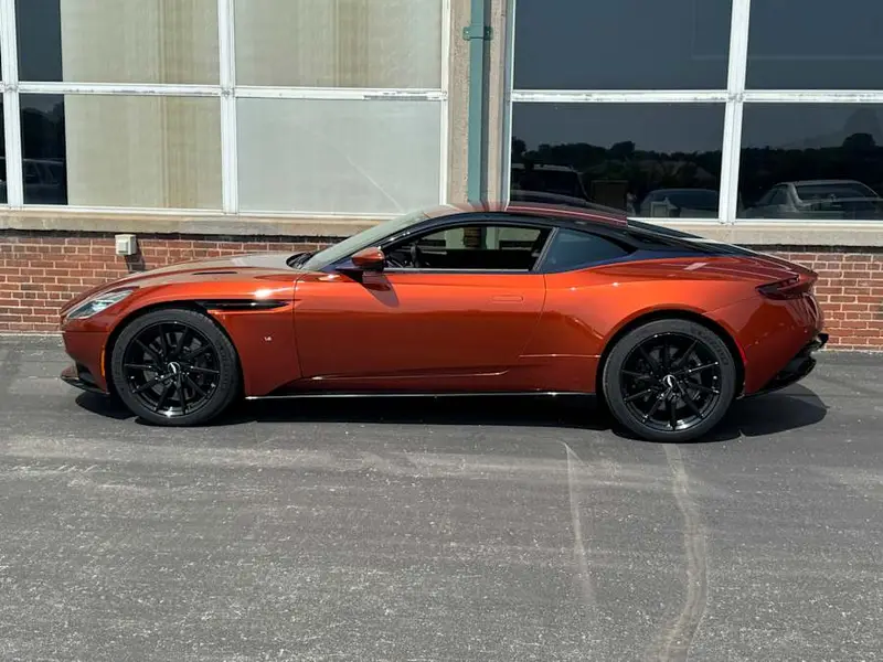 2017 Aston Martin DB11 — photo 2 of 8