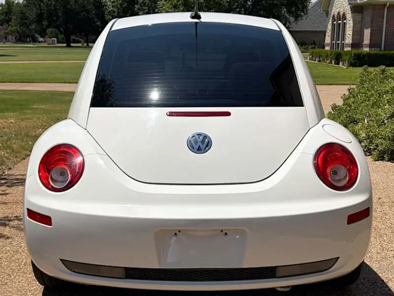 2010 Volkswagen New Beetle — photo 5 of 8