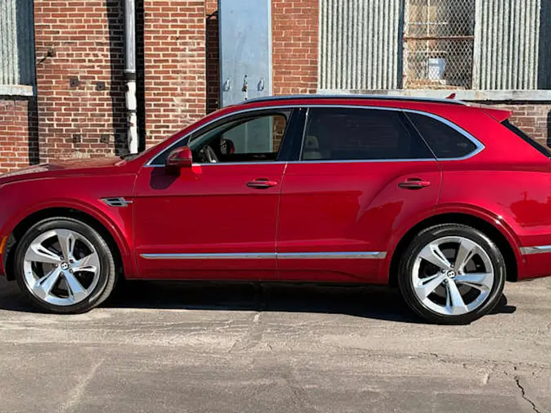 2017 Bentley Bentayga — photo 2 of 8