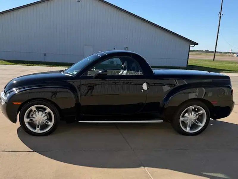 2005 Chevrolet SSR — photo 2 of 8