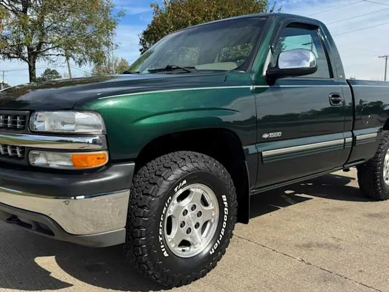 2002 Chevrolet Silverado 1500 — photo 1 of 8