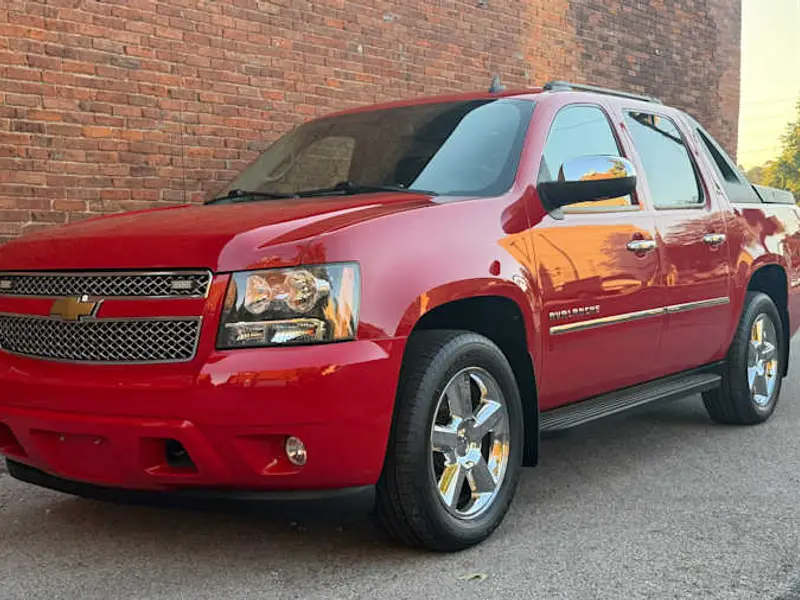 2010 Chevrolet Avalanche LTZ — photo 1 of 8