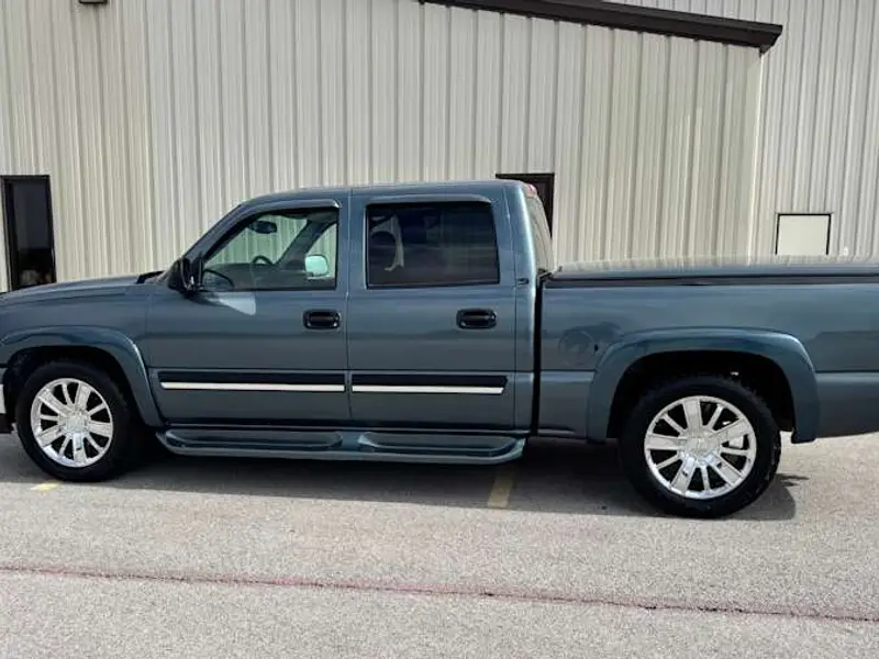 2006 Chevrolet Silverado 1500 — photo 2 of 8