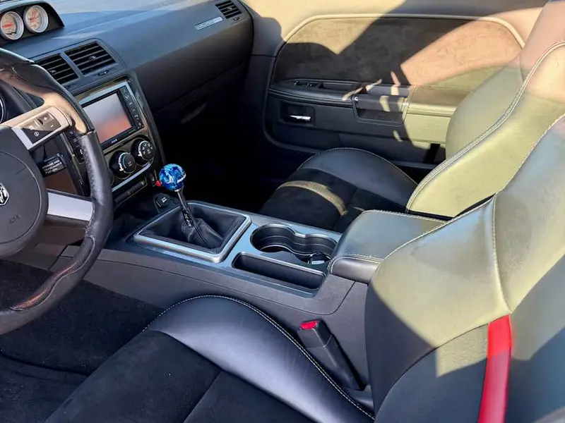 2010 Dodge Challenger SRT-8 — photo 6 of 8