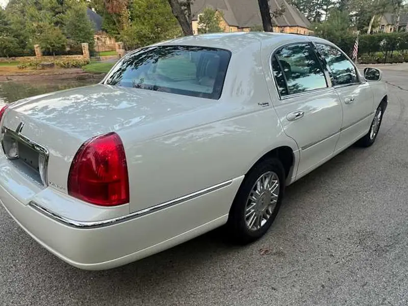 2006 Lincoln Town Car Signature Limited — photo 3 of 8