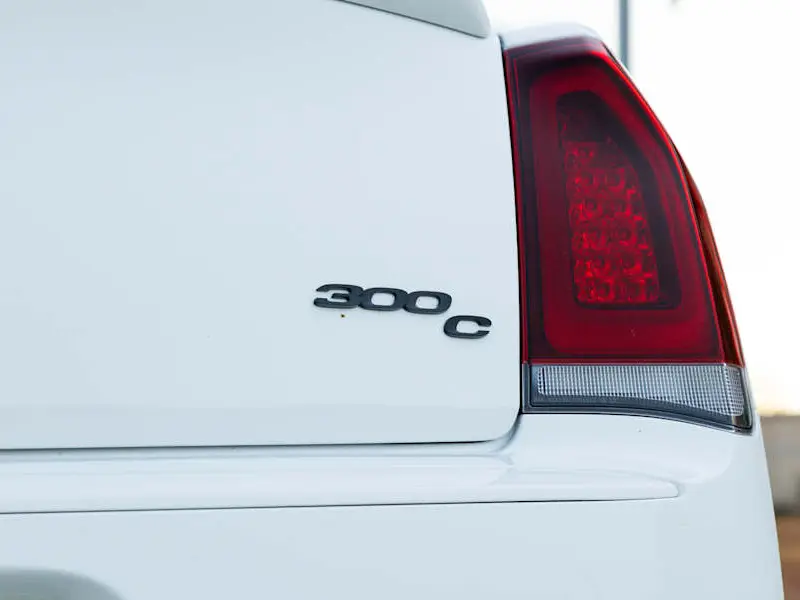 2023 Chrysler 300C — photo 7 of 8