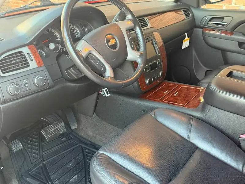 2010 Chevrolet Avalanche LTZ — photo 4 of 8