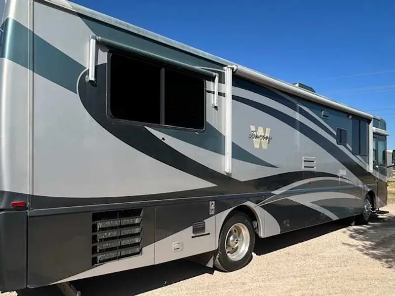 2007 Winnebago Journey — photo 2 of 8