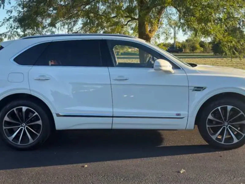 2018 Bentley Bentayga — photo 2 of 5