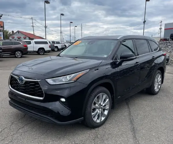 A 2023 Toyota Highlander Hybrid