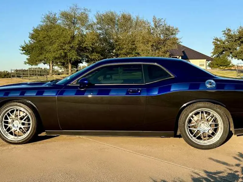 2010 Dodge Challenger SRT-8 — photo 4 of 8