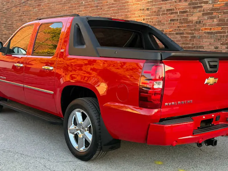 2010 Chevrolet Avalanche LTZ — photo 3 of 8