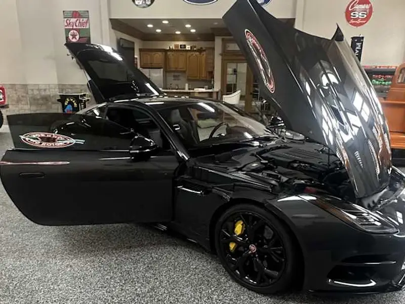 2020 Jaguar F Type R — photo 6 of 8