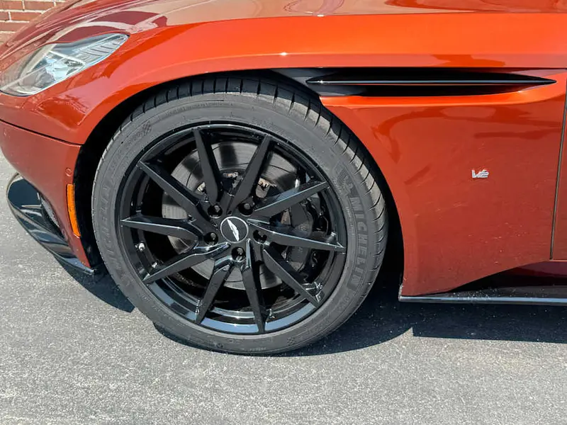 2017 Aston Martin DB11 — photo 6 of 8