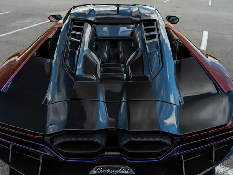 2025 Lamborghini Revuelto — photo 7 of 8