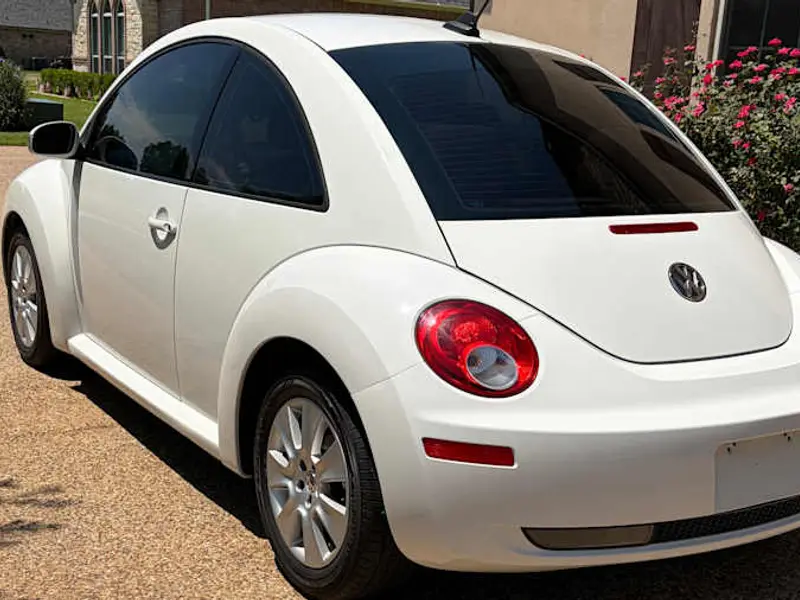 2010 Volkswagen New Beetle — photo 3 of 8