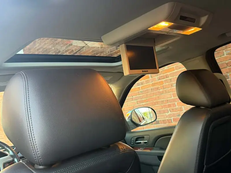 2010 Chevrolet Avalanche LTZ — photo 7 of 8