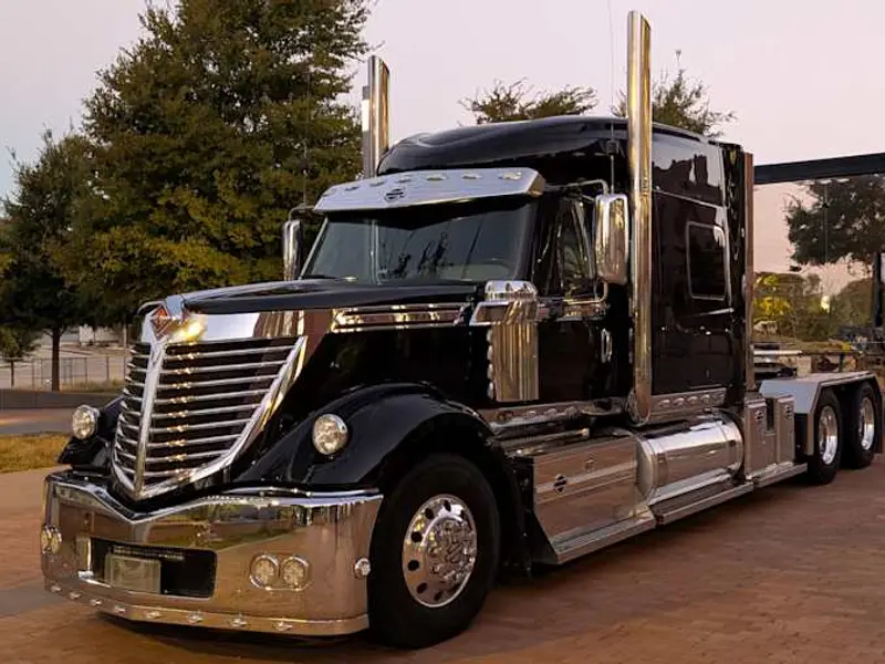 2011 International LoneStar — photo 1 of 8