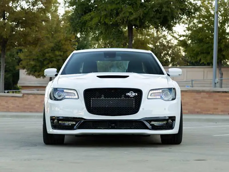 2023 Chrysler 300C — photo 4 of 8